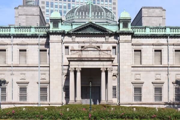 日銀会合：インフレ目標達成時期を先送り